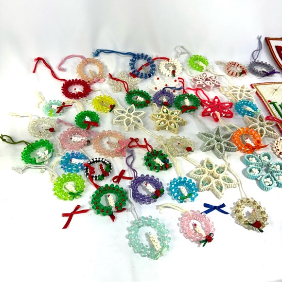 Vintage Lot of 1950’s handmade yarn craft and beaded mini wreath ornaments - Picture 5 of 12